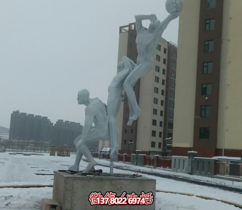 不銹鋼網格籃球場擺放雕塑，為小區廣場增添創意色彩