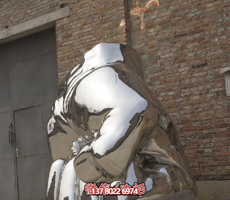 不銹鋼拳頭雕塑，為城市廣場(chǎng)增添力量與鏡面光彩