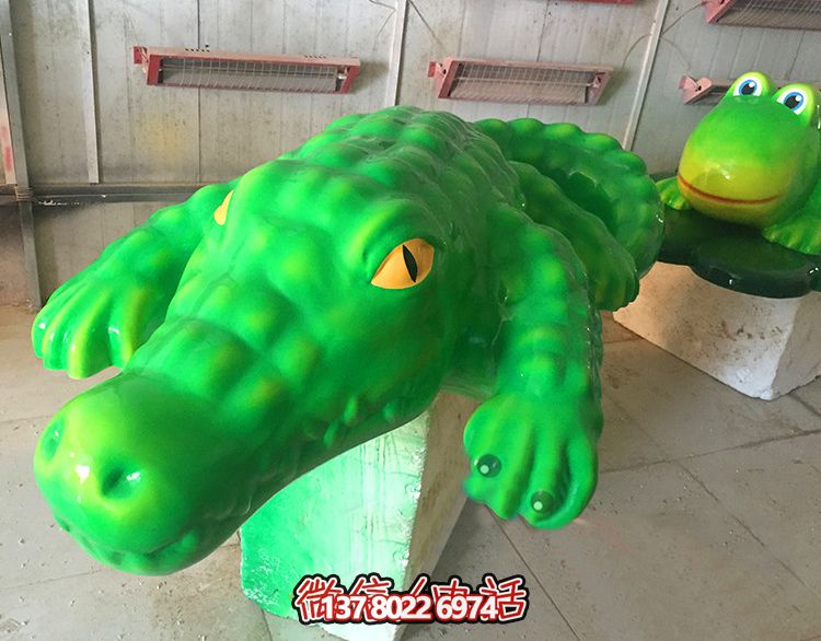 玻璃鋼鱷魚雕塑，為游樂(lè)場(chǎng)裝飾添彩