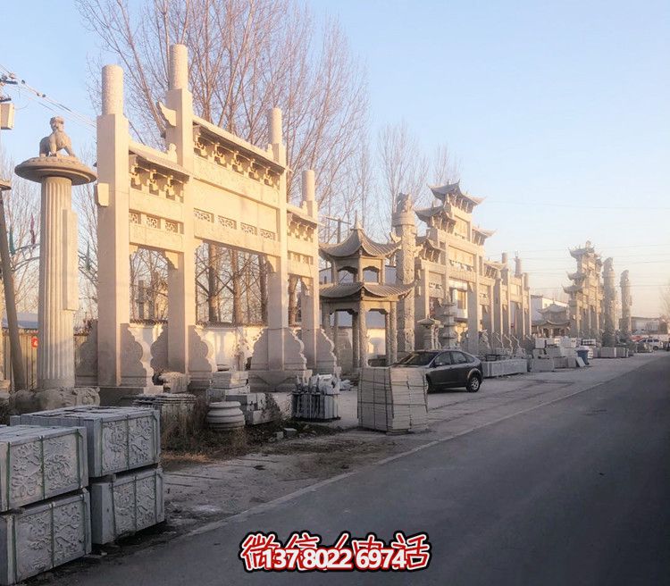 大理石門牌樓，點綴村莊入口