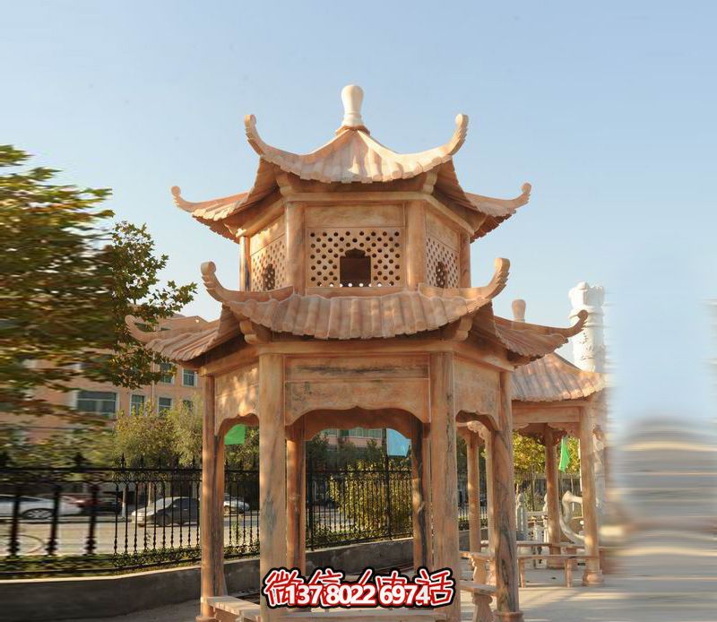 雙層涼亭，讓晚霞紅彩點綴庭院
