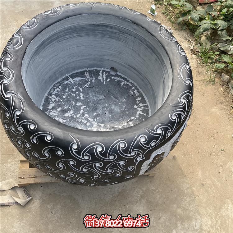 仿古大理石浮雕花紋花盆，營造優(yōu)雅庭院空間