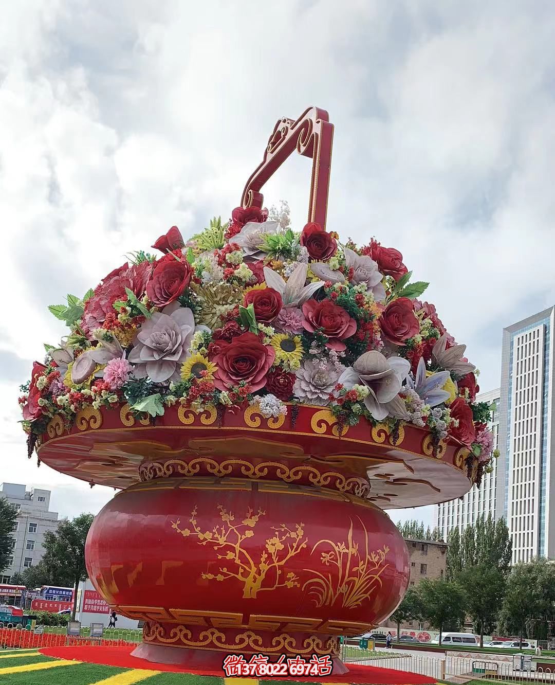 現(xiàn)代五彩花籃，給城市廣場(chǎng)帶來(lái)活力