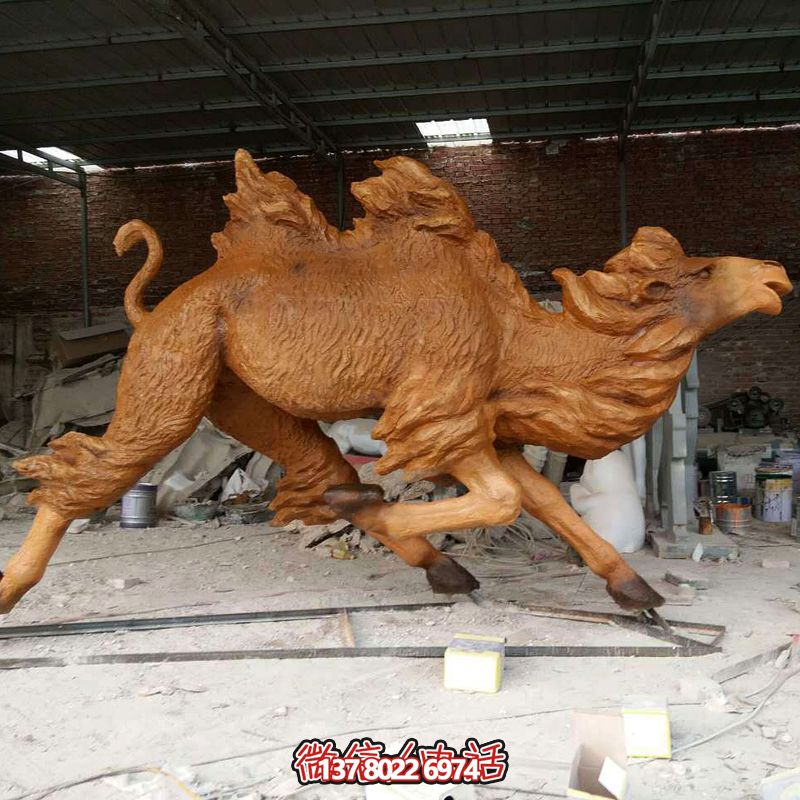公園里奔跑的玻璃鋼創意駱駝雕塑 公園里奔跑的玻璃鋼創意駱駝雕塑