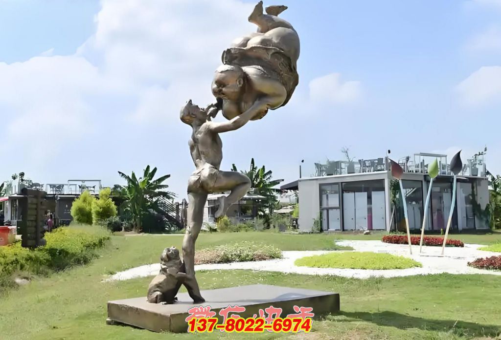 力與趣的協奏：男子托舉胖娃景觀雕塑
